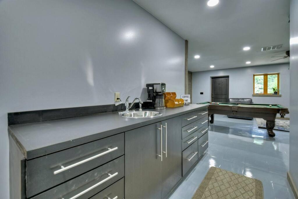 The Chariot - Creek Front With Hottub, Fire Pits, Billiards, Ev Charger - Sandalwood Stays 蓝岭 外观 照片