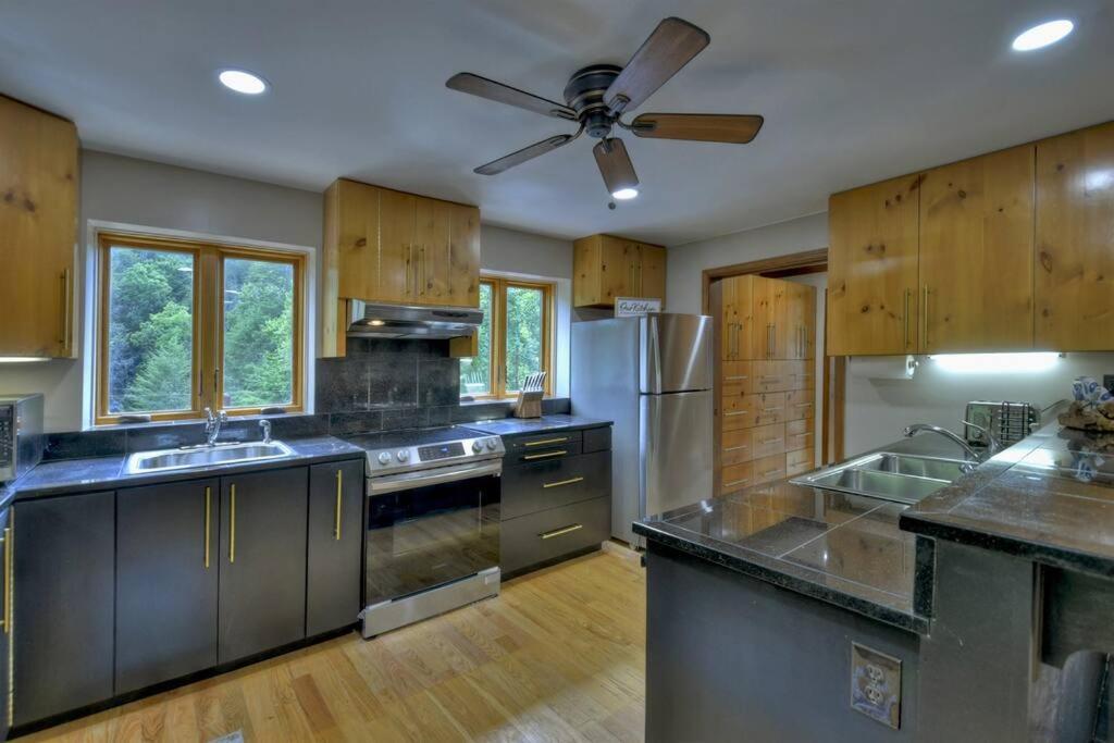 The Chariot - Creek Front With Hottub, Fire Pits, Billiards, Ev Charger - Sandalwood Stays 蓝岭 外观 照片